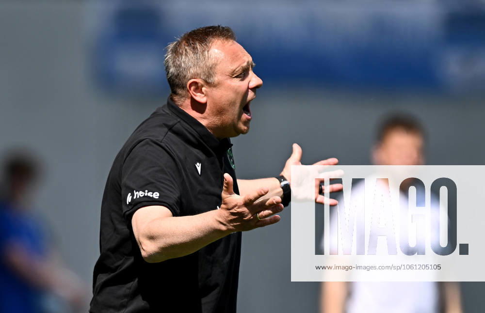 Fussball 2 Bundesliga, SV Darmstadt 98 Hannover 96 v l Trainer Andre Breitenreiter Hannover 96 enttaeuscht, enttaeuscht schauend, dissapointed gibt Anweisungen, gestikuliert, mit den Armen gestikulieren gives instructions, gesticulate, gesticolando Licensing of this image to and or by SV Darmstadt 1898 e V and subsidiaries is not permitted No release of or sale to SV Darmstadt 1898 e V Darmstadt