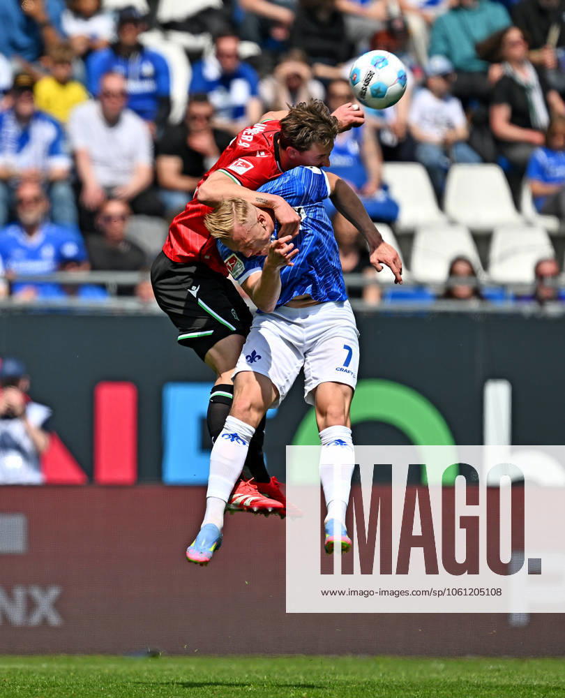 Fussball 2 Bundesliga, SV Darmstadt 98 Hannover 96 v l Phil Neumann Hannover 96 , Isac Lidberg SV Darmstadt 98 Kopfball, Kopfballduell Licensing of this image to and or by SV Darmstadt 1898 e V and subsidiaries is not permitted No release of or sale to SV Darmstadt 1898 e V Darmstadt