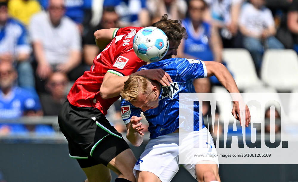 Fussball 2 Bundesliga, SV Darmstadt 98 Hannover 96 v l Phil Neumann Hannover 96 , Isac Lidberg SV Darmstadt 98 Kopfball, Kopfballduell Licensing of this image to and or by SV Darmstadt 1898 e V and subsidiaries is not permitted No release of or sale to SV Darmstadt 1898 e V Darmstadt