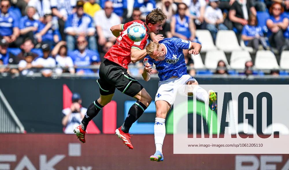 Fussball 2 Bundesliga, SV Darmstadt 98 Hannover 96 v l Phil Neumann Hannover 96 , Isac Lidberg SV Darmstadt 98 Kopfball, Kopfballduell Licensing of this image to and or by SV Darmstadt 1898 e V and subsidiaries is not permitted No release of or sale to SV Darmstadt 1898 e V Darmstadt