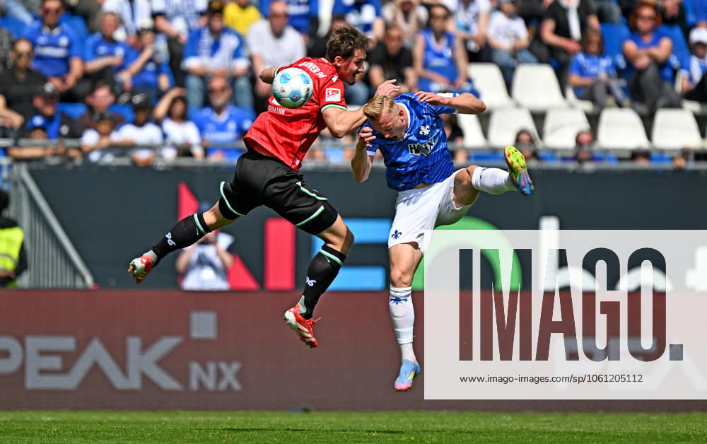 Fussball 2 Bundesliga, SV Darmstadt 98 Hannover 96 v l Phil Neumann Hannover 96 , Isac Lidberg SV Darmstadt 98 Kopfball, Kopfballduell Licensing of this image to and or by SV Darmstadt 1898 e V and subsidiaries is not permitted No release of or sale to SV Darmstadt 1898 e V Darmstadt