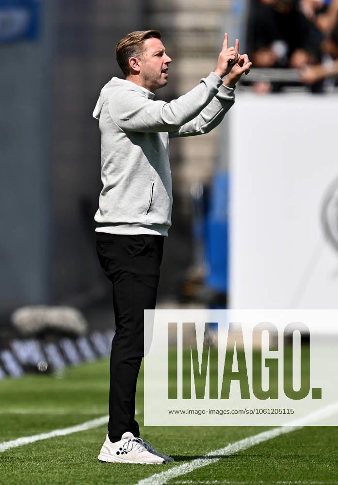 Fussball 2 Bundesliga, SV Darmstadt 98 Hannover 96 v l Trainer Florian Kohfeldt SV Darmstadt 98 gibt Anweisungen, gestikuliert, mit den Armen gestikulieren gives instructions, gesticulate, gesticolando Licensing of this image to and or by SV Darmstadt 1898 e V and subsidiaries is not permitted No release of or sale to SV Darmstadt 1898 e V Darmstadt