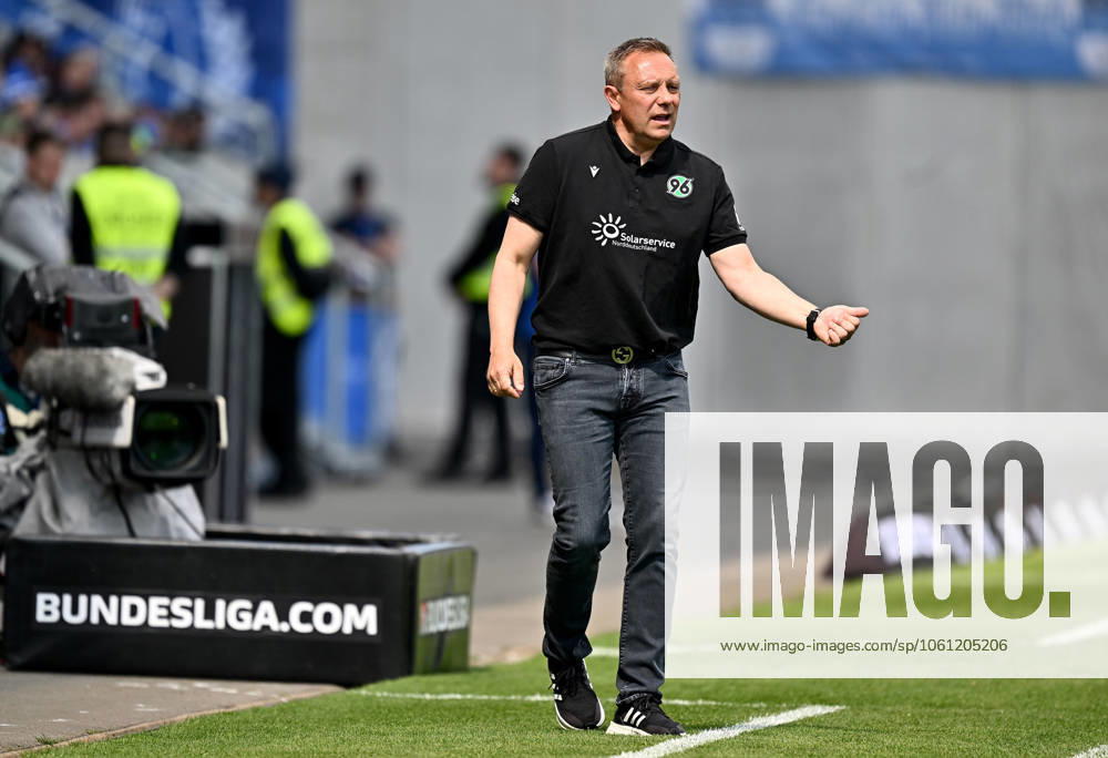 Fussball 2 Bundesliga, SV Darmstadt 98 Hannover 96 v l Trainer Andre Breitenreiter Hannover 96 gibt Anweisungen, gestikuliert, mit den Armen gestikulieren gives instructions, gesticulate, gesticolando Licensing of this image to and or by SV Darmstadt 1898 e V and subsidiaries is not permitted No release of or sale to SV Darmstadt 1898 e V Darmstadt