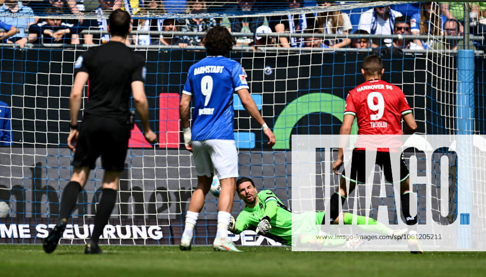 Fussball 2 Bundesliga, SV Darmstadt 98 Hannover 96 v l Fraser Hornby SV Darmstadt 98 , Ron Robert Ron Robert Zieler Hannover 96 , Nicola Tresoldi Hannover 96 Licensing of this image to and or by SV Darmstadt 1898 e V and subsidiaries is not permitted No release of or sale to SV Darmstadt 1898 e V Darmstadt
