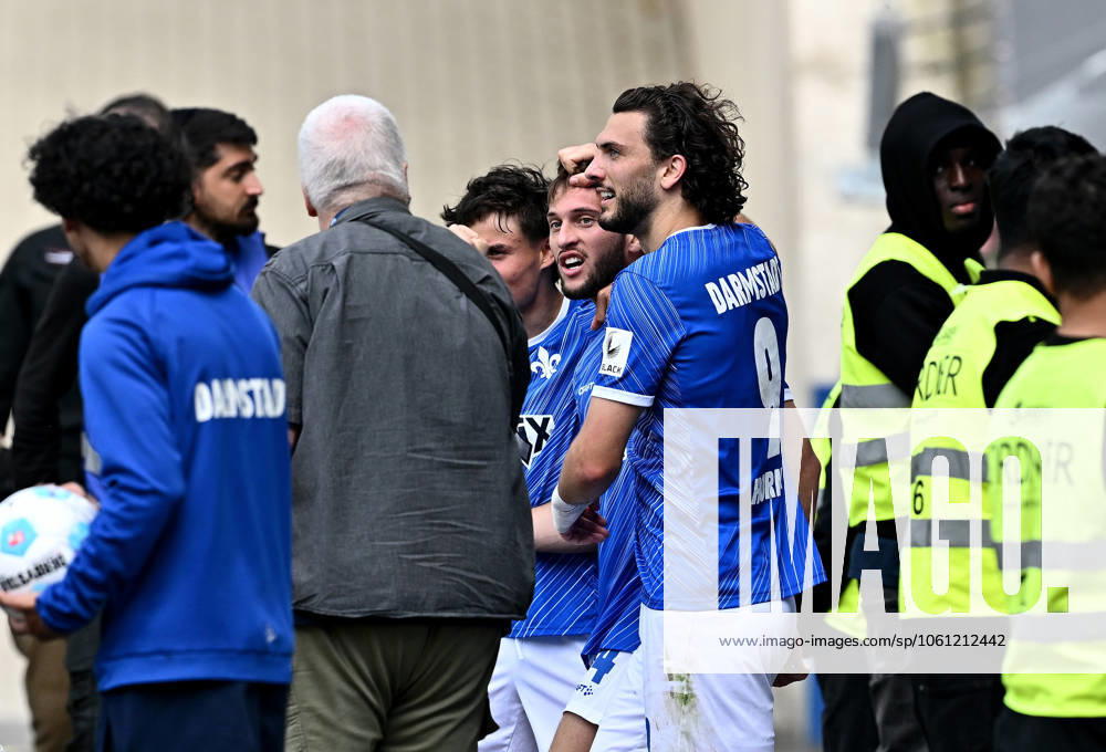 Fußball 2 Bundesliga, SV Darmstadt 98 Hannover 96 v l Torschuetze Torschütze Killian Corredor SV Darmstadt 98 , Fraser Hornby SV Darmstadt 98 Torjubel, Jubel, Goal celebration, celebrate the goal zum 2 1 jubelnd bejubelt jubelt jubeln Jubel Licensing of this image to and or by SV Darmstadt 1898 e V and subsidiaries is not permitted No release of or sale to SV Darmstadt 1898 e V Darmstadt