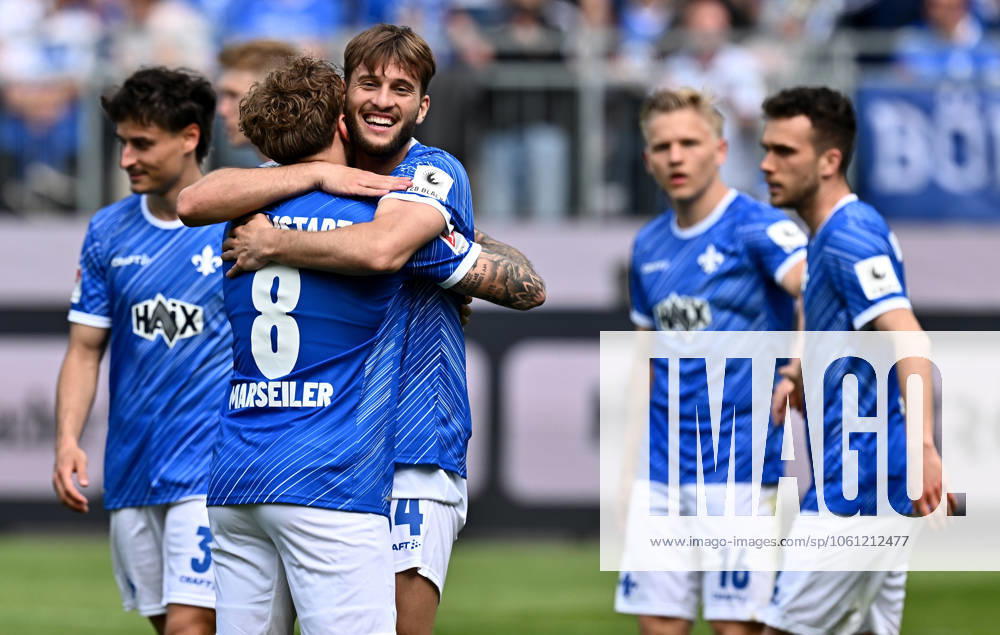 Fußball 2 Bundesliga, SV Darmstadt 98 Hannover 96 v l Luca Marseiler SV Darmstadt 98 , Torschuetze Torschütze Killian Corredor SV Darmstadt 98 Torjubel, Jubel, Goal celebration, celebrate the goal zum 2 1 jubelnd bejubelt jubelt jubeln Jubel Licensing of this image to and or by SV Darmstadt 1898 e V and subsidiaries is not permitted No release of or sale to SV Darmstadt 1898 e V Darmstadt