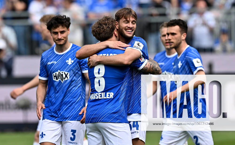 Fußball 2 Bundesliga, SV Darmstadt 98 Hannover 96 v l Luca Marseiler SV Darmstadt 98 , Torschuetze Torschütze Killian Corredor SV Darmstadt 98 Torjubel, Jubel, Goal celebration, celebrate the goal zum 2 1 jubelnd bejubelt jubelt jubeln Jubel Licensing of this image to and or by SV Darmstadt 1898 e V and subsidiaries is not permitted No release of or sale to SV Darmstadt 1898 e V Darmstadt