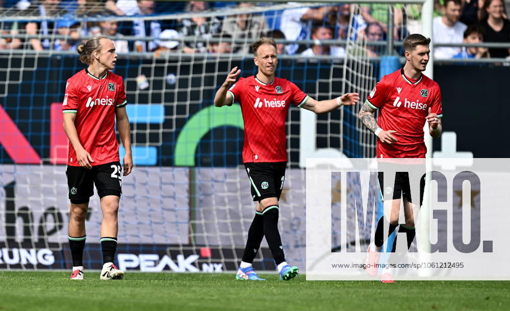Fußball 2 Bundesliga, SV Darmstadt 98 Hannover 96 v l Lars Gindorf Hannover 96 , Havard Nielsen Hannover 96 enttaeuscht, enttaeuscht schauend, dissapointed gibt Anweisungen, gestikuliert, mit den Armen gestikulieren gives instructions, gesticulate, gesticolando Licensing of this image to and or by SV Darmstadt 1898 e V and subsidiaries is not permitted No release of or sale to SV Darmstadt 1898 e V Darmstadt
