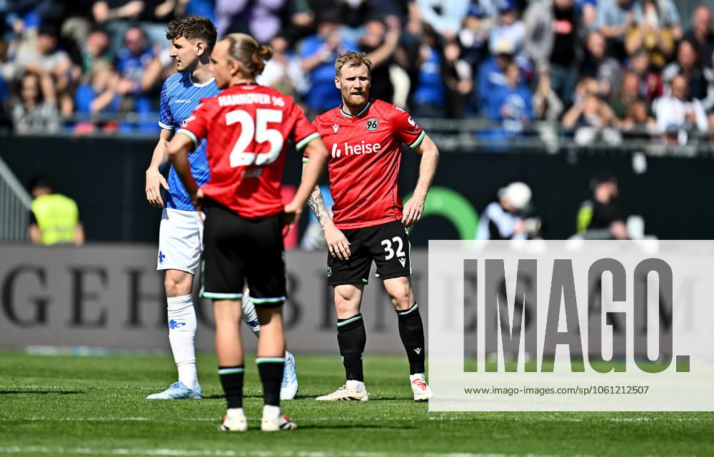 Fussball 2 Bundesliga, SV Darmstadt 98 Hannover 96 v l Lars Gindorf Hannover 96 , Andreas Voglsammer Hannover 96 enttaeuscht, enttaeuscht schauend, dissapointed Licensing of this image to and or by SV Darmstadt 1898 e V and subsidiaries is not permitted No release of or sale to SV Darmstadt 1898 e V Darmstadt
