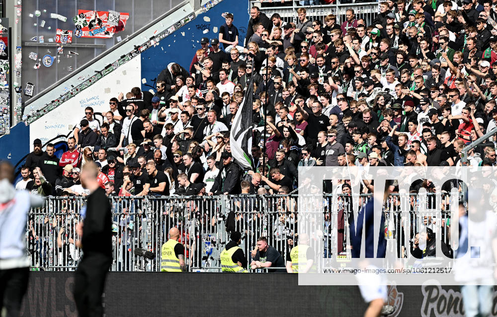 Fussball 2 Bundesliga, SV Darmstadt 98 Hannover 96 v l Fans Hannover 96 Fan Fanblock Ultras Fan Stimmung Emotionen enttaeuscht, enttaeuscht schauend, dissapointed Licensing of this image to and or by SV Darmstadt 1898 e V and subsidiaries is not permitted No release of or sale to SV Darmstadt 1898 e V Darmstadt