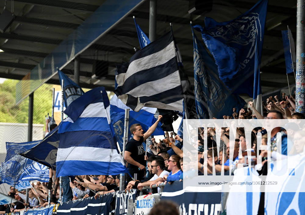 Fussball 2 Bundesliga, SV Darmstadt 98 Hannover 96 v l Fans SV Darmstadt 98, SVD, Lilien, Stimmung, Schals, Trikots Licensing of this image to and or by SV Darmstadt 1898 e V and subsidiaries is not permitted No release of or sale to SV Darmstadt 1898 e V Darmstadt