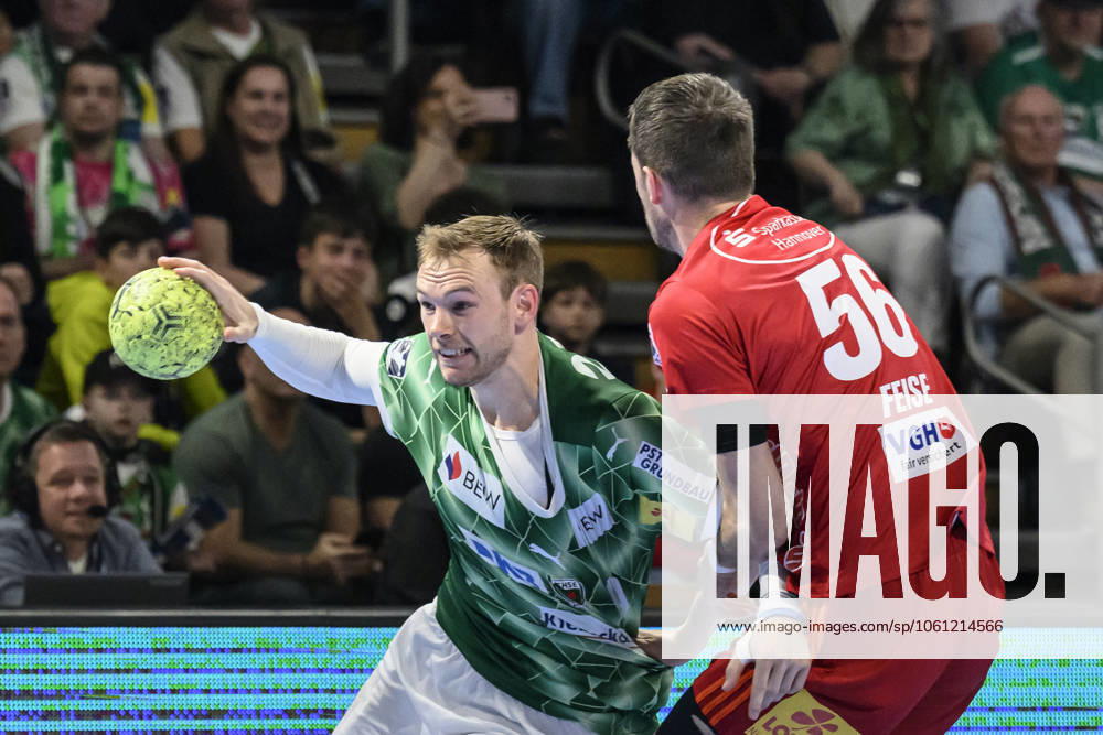 In the picture from l Mathias Gidsel Fuechse Berlin, 19 , Hannes Feise TSV Hannover Burgdorf, 56 , duel, action, fight, fights for the ball, GER, Berlin, Handball, Fuechse Berlin vs TSV Hannover Burgdorf, DAIKIN Handball Bundesliga, in the Max Schmeling Halle, 20 04 2025,