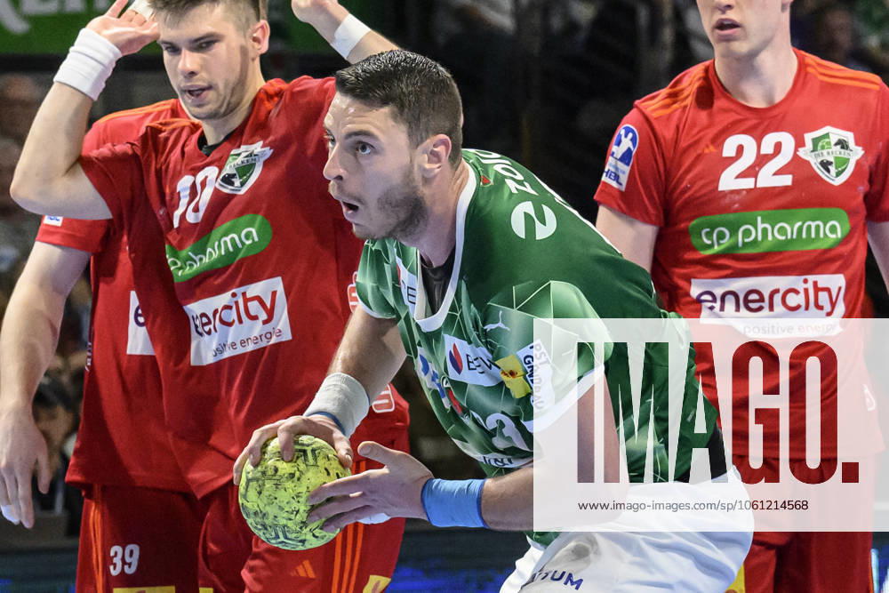In the picture from l Mijajlo Marsenic Fuechse Berlin, 93 , duel, action, fight, fights for the ball, GER, Berlin, handball, Fuechse Berlin vs TSV Hannover Burgdorf, DAIKIN Handball Bundesliga, in the Max Schmeling Halle, 20 04 2025,