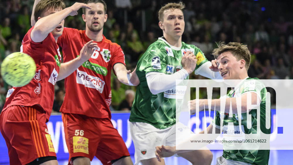 In the picture from l Nils Lichtlein Fuechse Berlin, 17 , goal, duel, action, fight, fights for the ball, GER, Berlin, handball, Fuechse Berlin vs TSV Hannover Burgdorf, DAIKIN Handball Bundesliga, in the Max Schmeling Halle, 20 04 2025,