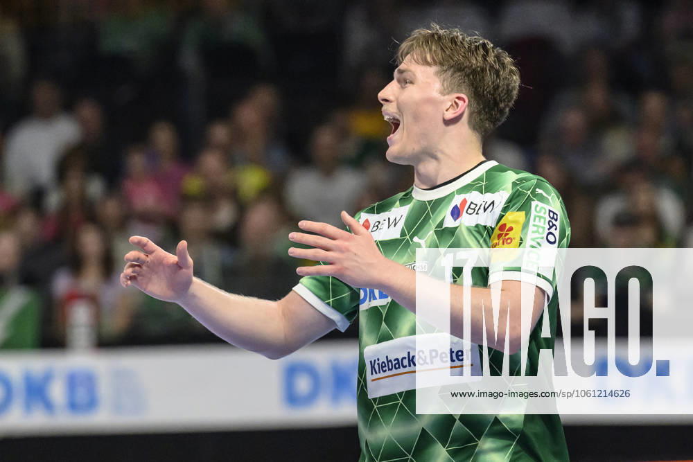In the picture from l Nils Lichtlein Fuechse Berlin, 17 , goal, hit, cheer, goal celebration, joy, enthusiasm, celebrates, GER, Berlin, handball, Fuechse Berlin vs TSV Hannover Burgdorf, DAIKIN Handball Bundesliga, in the Max Schmeling Halle, 20 04 2025,