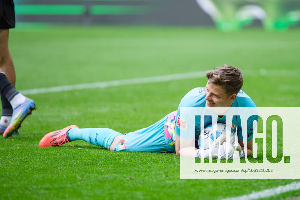 Finn Dahmen 1, FC Augsburg can hold the ball safely in the match FC Augsburg v Eintracht Frankfurt, Football, Men, Bundesliga, 2024 2025, Matchday 30 on 20 04 2025 in Augsburg, WWK Arena DFL and DFB regulations prohibit any use of photographs as image sequences and or quasi video Bayern Germany