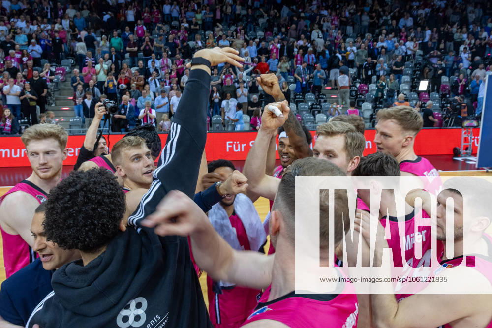 The Telekom Baskets Bonn team celebrates victory against MLP Academics Heidelberg Telekom Baskets Bonn vs MLP Academics Heidelberg, Basketball, easy Credit BBL, Matchday 29, 2024 2025, 20 04 2025 Telekom Baskets Bonn vs MLP Academics Heidelberg, Basketball, easy Credit BBL, Matchday 29, 2024 2025, 20 04 2025 Bonn