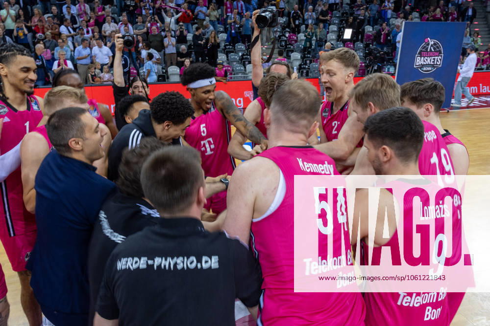 The Telekom Baskets Bonn team celebrates victory against MLP Academics Heidelberg Telekom Baskets Bonn vs MLP Academics Heidelberg, Basketball, easy Credit BBL, Matchday 29, 2024 2025, 20 04 2025 Telekom Baskets Bonn vs MLP Academics Heidelberg, Basketball, easy Credit BBL, Matchday 29, 2024 2025, 20 04 2025 Bonn