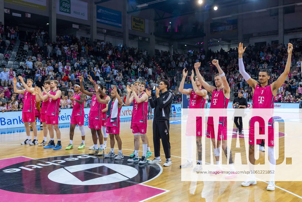 The Telekom Baskets Bonn team celebrates the victory against MLP Academics Heidelberg with the fans Telekom Baskets Bonn vs MLP Academics Heidelberg, Basketball, easy Credit BBL, Matchday 29, 2024 2025, 20 04 2025 Telekom Baskets Bonn vs MLP Academics Heidelberg, Basketball, easy Credit BBL, Matchday 29, 2024 2025, 20 04 2025 Bonn