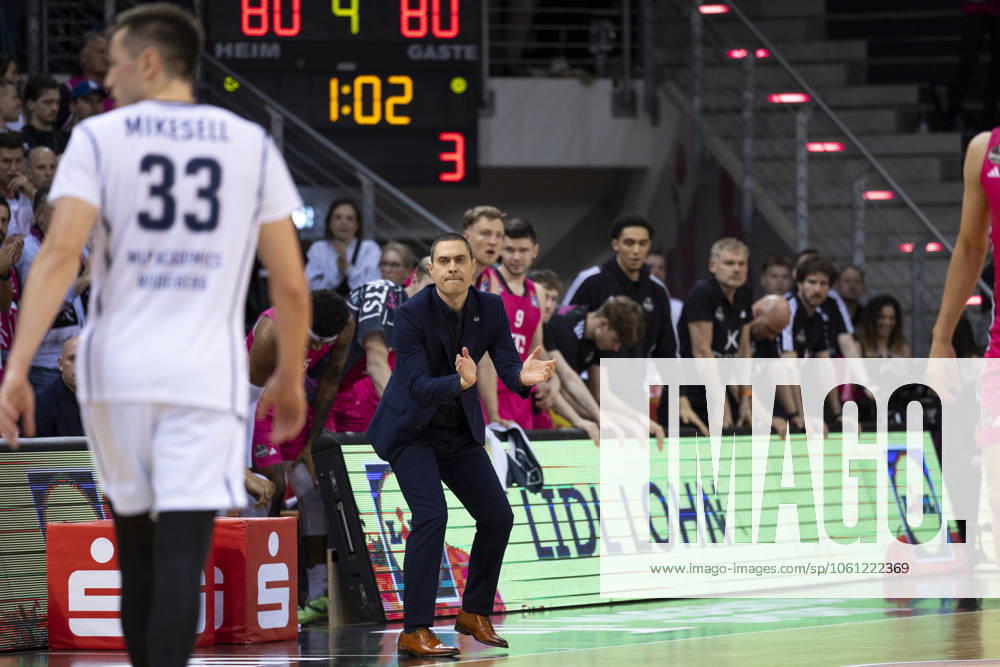 Head Coach Marko STANKOVIC BON, mi cheering on his players, clapping, gesture final score 85 80, Basketball 1 Bundesliga Telekom Baskets Bonn MLP Academic Heidelberg BON vs HDB Main Round 29 Matchday, at T E L E K O M D O M E, on 20 04 2025 Â