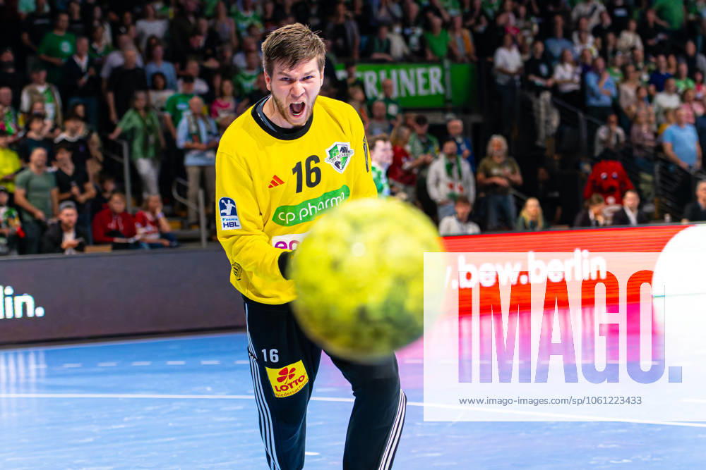 Simon Gade TSV Hannover Burgdorf, No. 16 v l , Füchse Berlin white against TSV Hannover Burgdorf red on matchday 26 of the 2024 2025 season in the DAIKIN Handball Bundesliga 20 04 2025, Max Schmeling Halle Berlin, GER ,