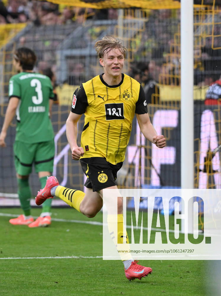 Cheers Daniel Svensson Borussia Dortmund 20 04 2025, Football 1 Bundesliga, Matchday 30, Season 2024 2025 Borussia Dortmund Borussia Mönchengladbach 3 2 Photo Maik Hölter Team2 DFL regulations prohibit any use of photographs as image sequences and or quasi video Dortmund Signal Iduna Park Nordrhein Westfalen Germany Team2