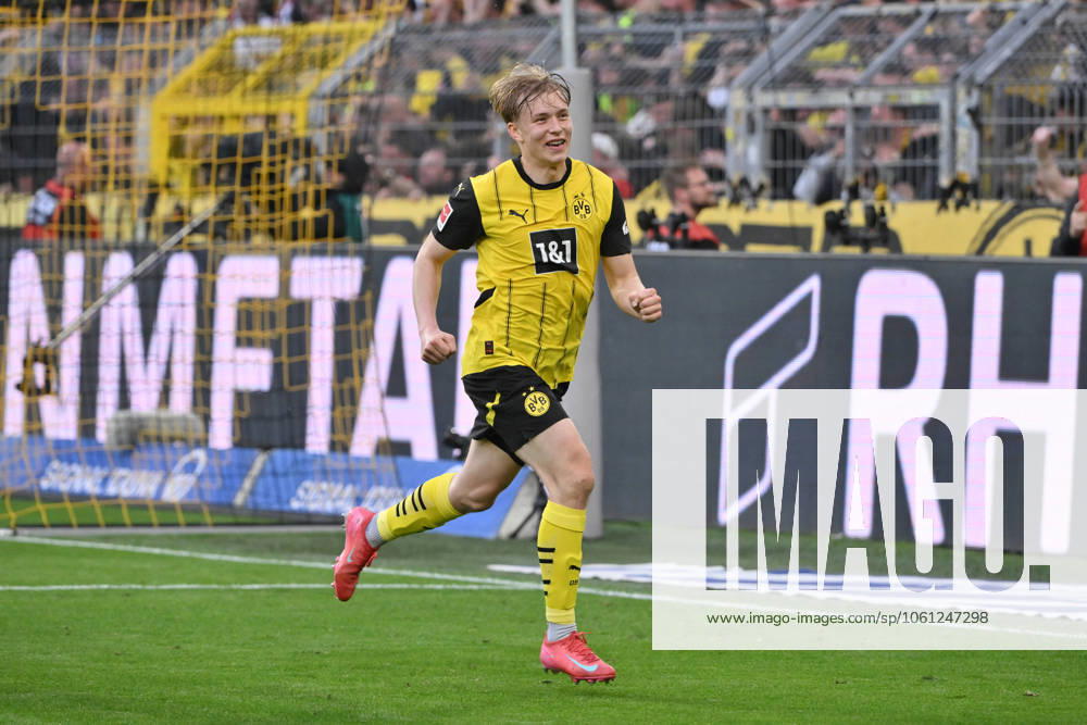 Cheers Daniel Svensson Borussia Dortmund 20 04 2025, Football 1 Bundesliga, Matchday 30, Season 2024 2025 Borussia Dortmund Borussia Mönchengladbach 3 2 Photo Maik Hölter Team2 DFL regulations prohibit any use of photographs as image sequences and or quasi video Dortmund Signal Iduna Park Nordrhein Westfalen Germany Team2