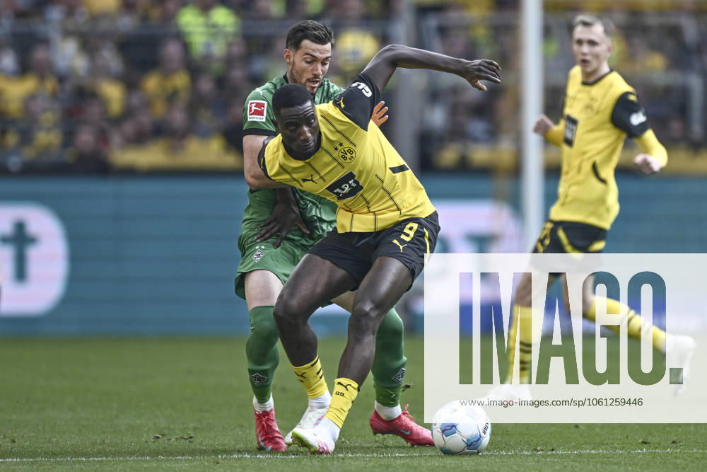 V li in duel Joe Scally Moenchengladbach 29 Serhou Guirassy Dortmund 9 20 04 2025 Soccer Borussia Dortmund vs Borussia Moenchengladbach, Signal Iduna Park, Dortmund, DFB DFL REGULATIONS PROHIBIT ANY USE OF PHOTOGRAPHS AS IMAGE SEQUENCES AND OR QUASI VIDEO