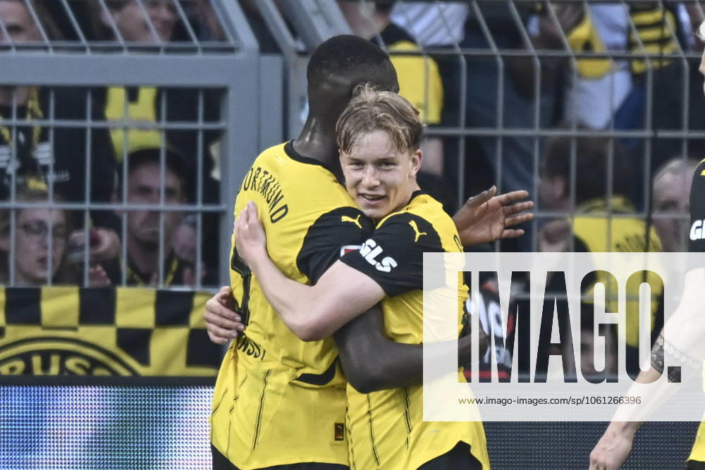 Daniel Svensson Dortmund 24 celebrates after scoring the 3 1 goal with Serhou Guirassy Dortmund 9 20 04 2025 Football Borussia Dortmund vs Borussia Moenchengladbach, Signal Iduna Park, Dortmund, DFB DFL REGULATIONS PROHIBIT ANY USE OF PHOTOGRAPHS AS IMAGE SEQUENCES AND OR QUASI VIDEO