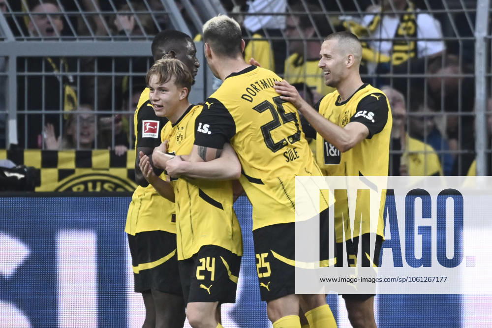 Daniel Svensson Dortmund 24 cheers with the team after scoring the 3 1 goal 20 04 2025 Soccer Borussia Dortmund vs Borussia Moenchengladbach, Signal Iduna Park, Dortmund, DFB DFL REGULATIONS PROHIBIT ANY USE OF PHOTOGRAPHS AS IMAGE SEQUENCES AND OR QUASI VIDEO
