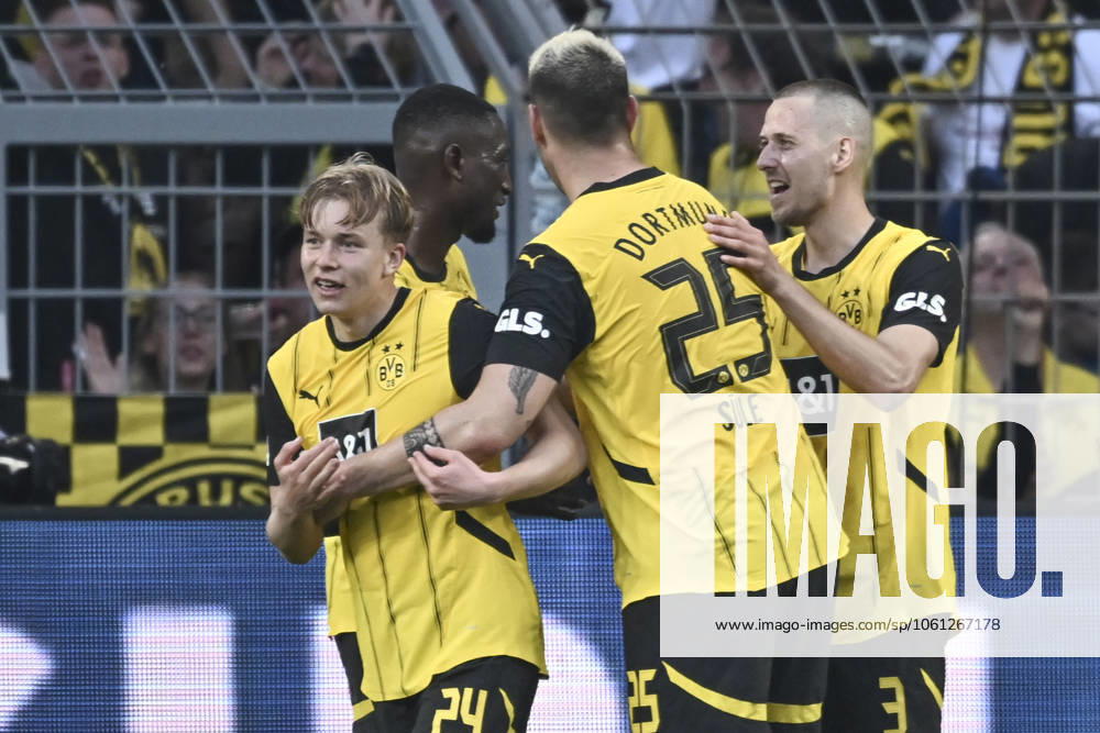 Daniel Svensson Dortmund 24 cheers with the team after scoring the 3 1 goal 20 04 2025 Soccer Borussia Dortmund vs Borussia Moenchengladbach, Signal Iduna Park, Dortmund, DFB DFL REGULATIONS PROHIBIT ANY USE OF PHOTOGRAPHS AS IMAGE SEQUENCES AND OR QUASI VIDEO