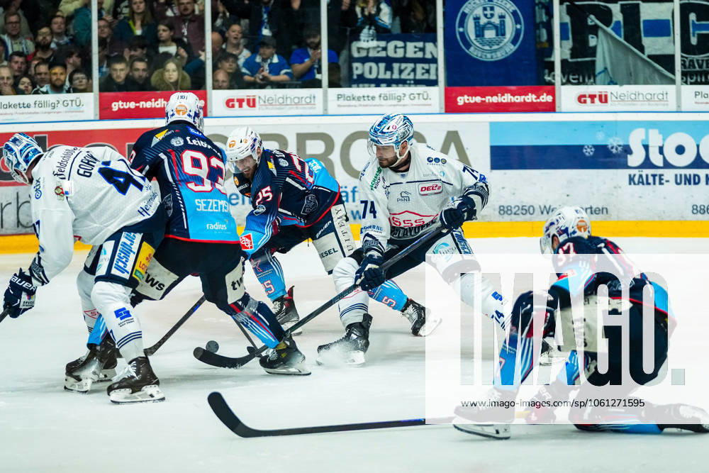 Battle for the puck duel between Philipp Mass Towerstars Ravensburg, 25 and Tomas Sykora Dresdner Eisloewen, 74 , GER, Ravensburg Towerstars vs Dresdner Eisloewen, Ice Hockey, DEL2, Season 2024 2025, Playoff Final Game 3, 21 04 25 GER, Ravensburg Towerstars vs Dresdner Eisloewen, Ice Hockey, DEL2, Season 2024 2025, Playoff Final Game 3, 21 04 25 Ravenburg