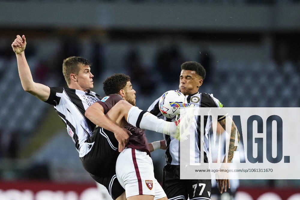 TorinoÕs Che Adams fights for the ball with Udinese s Rui Modesto during the Serie A soccer match between Torino FC and Udinese the Stadio Olimpico Grande Torino in Turin, north west Italy - April 23, 2025. - Soccer
