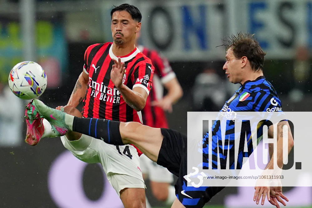 Inter MilanÕs Nicolo Barella fights for the ball with AC Milan s Tijjani Reijnders during the Italy Cup Frecciarossa soccer match between Inter and Milan at San Siro Stadium in Milan , North Italy - Wednesday April 23 , 2025 . - Soccer .