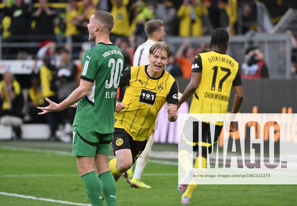 Cheers 3 1 Daniel Svensson Borussia Dortmund 20 04 2025, Football 1 Bundesliga, 30 Matchday, Season 2024 2025 Borussia Dortmund Borussia Mönchengladbach 3 2 Photo Maik Hölter Team2 DFL regulations prohibit any use of photographs as image sequences and or quasi video Dortmund Signal Iduna Park Nordrhein Westfalen Germany Team2