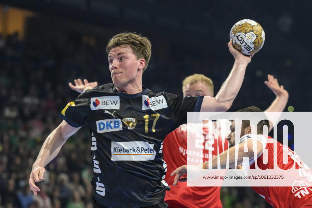 In the picture from l Nils Lichtlein Fuechse Berlin, 17 , goes for goal, duel, action, fight, fights for the ball, GER, Berlin, handball, Fuechse Berlin vs Aalborg Handbold, HF Champions League, in the Max Schmeling Halle, 24 04 2025,