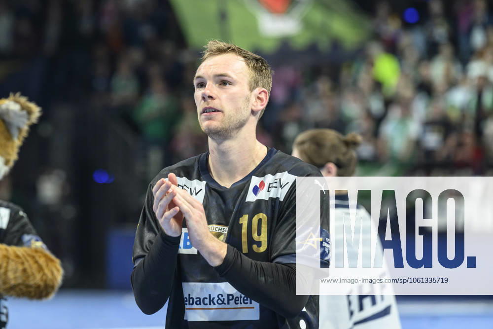 In the picture from l Mathias Gidsel Fuechse Berlin, 19 , victory, jubilation, joy, enthusiasm, celebrates, GER, Berlin, handball, Fuechse Berlin vs Aalborg Handbold, HF Champions League, in the Max Schmeling Halle, 24 04 2025,