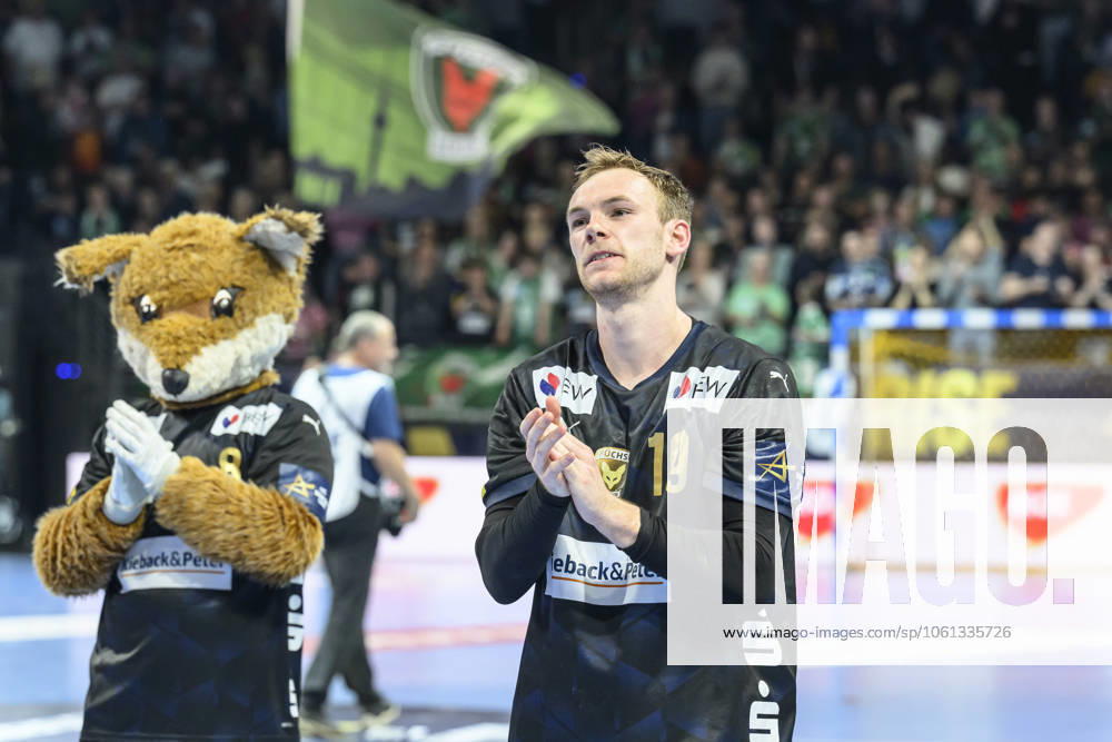 In the picture from l Mathias Gidsel Fuechse Berlin, 19 , victory, jubilation, joy, enthusiasm, celebrates, GER, Berlin, handball, Fuechse Berlin vs Aalborg Handbold, HF Champions League, in the Max Schmeling Halle, 24 04 2025,