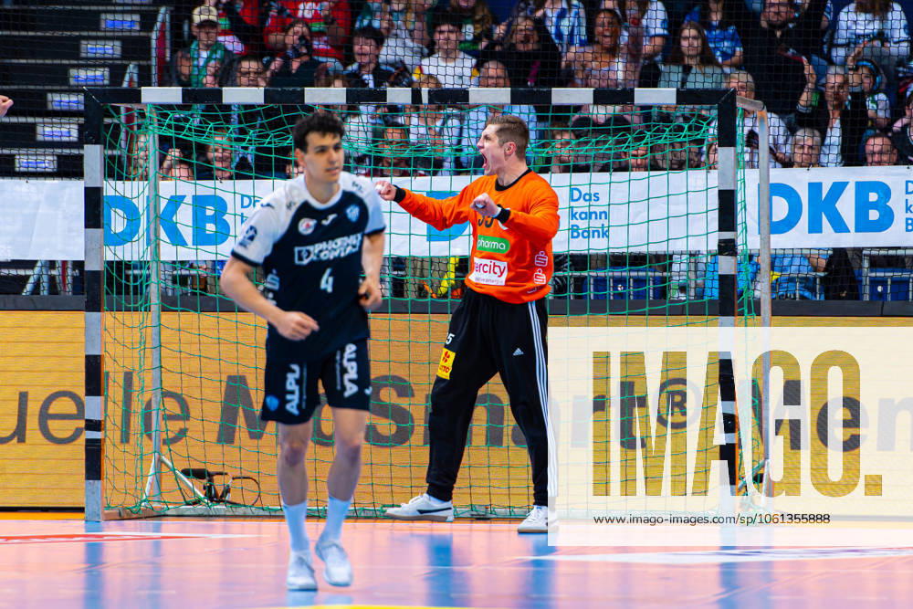 Joel Birlehm TSV Hannover Burgdorf, No. 35 v l , TSV Hannover Burgdorf white against TBV Lemgo Lippe blue on matchday 27 of the 2024 2025 season in the DAIKIN Handball Bundesliga 25 04 2025, ZAG Arena Hannover, GER ,