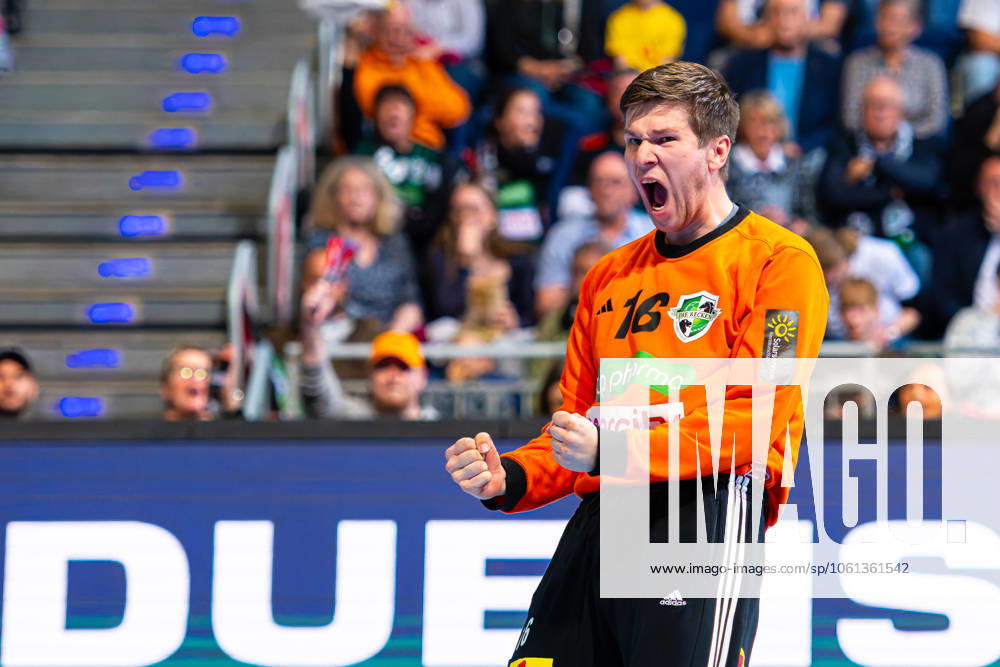 Simon Gade TSV Hannover Burgdorf, No. 16 v l , TSV Hannover Burgdorf white against TBV Lemgo Lippe blue on matchday 27 of the 2024 2025 season in the DAIKIN Handball Bundesliga 25 04 2025, ZAG Arena Hannover, GER ,