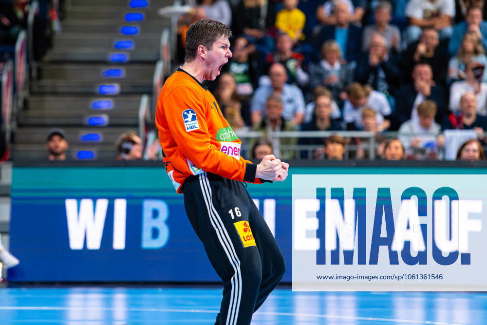 Simon Gade TSV Hannover Burgdorf, No. 16 v l , TSV Hannover Burgdorf white against TBV Lemgo Lippe blue on matchday 27 of the 2024 2025 season in the DAIKIN Handball Bundesliga 25 04 2025, ZAG Arena Hannover, GER ,
