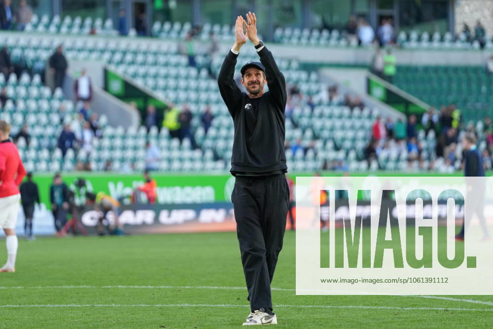 Julian Schuster SC Freiburg, Coach celebrates the victory with the fans and Ultras in the guest block, Emotions, Cheering , Germany, Football, 1 Bundesliga, 31 Matchday, 2024 2025, VfL Wolfsburg vs SC Freiburg, 26 04 2025, Volkswagen Arena, Wolfsburg, Germany DFL REGULATIONS PROHIBIT ANY USE OF PHOTOGRAPHS AS IMAGE SEQUENCES AND OR QUASI VIDEO Wolfsburg Volkswagen Arena Niedersachsen Germany