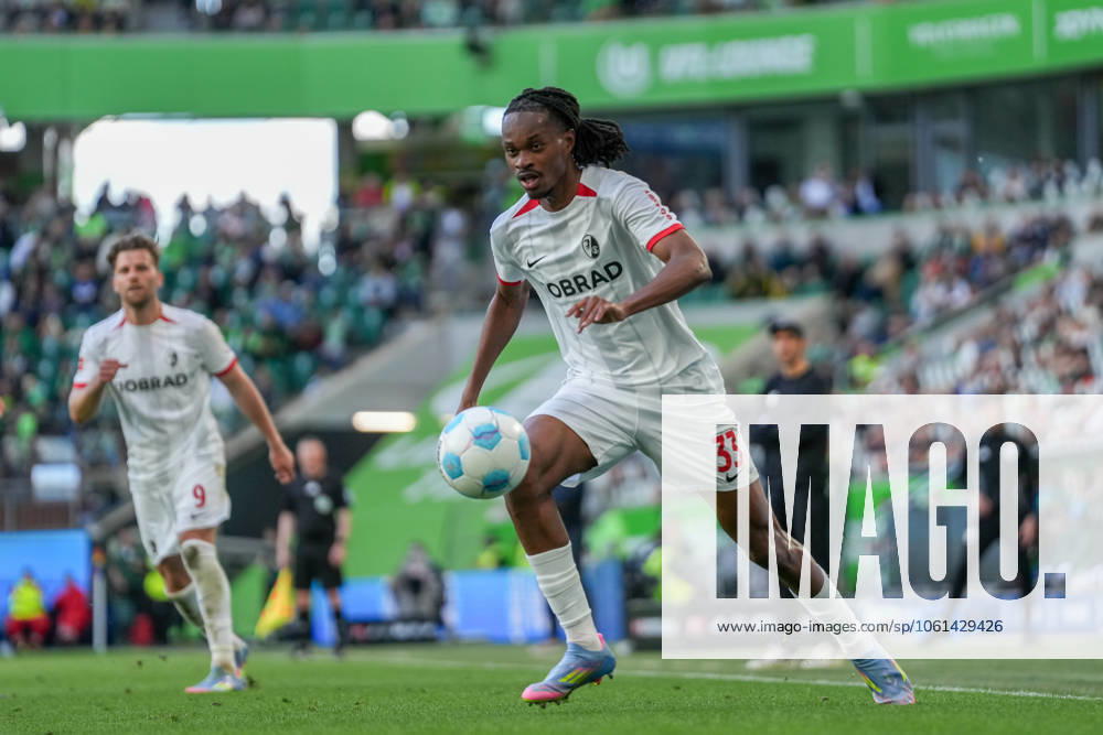 Jordy Makengo SC Freiburg, 33 on the ball , Germany, Soccer, 1 Bundesliga, Matchday 31, 2024 2025, VfL Wolfsburg vs SC Freiburg, 26 04 2025, Volkswagen Arena, Wolfsburg, Germany DFL REGULATIONS PROHIBIT ANY USE OF PHOTOGRAPHS AS IMAGE SEQUENCES AND OR QUASI VIDEO Wolfsburg Volkswagen Arena Niedersachsen Germany