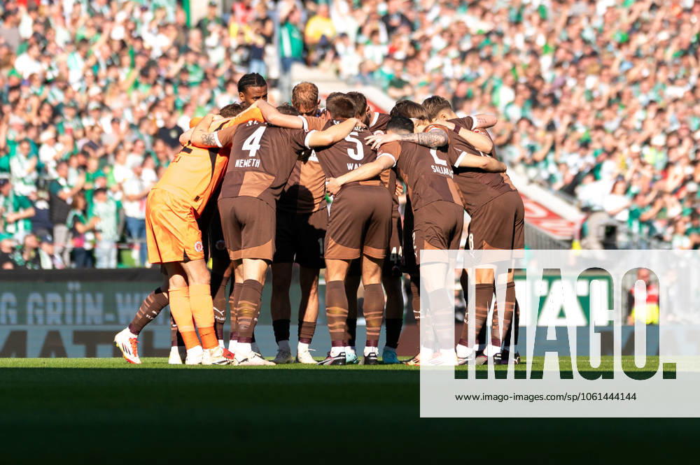 St Pauli team at the circle before kick-off, GER, SV Werder Bremen vs FC St Pauli, Football, Bundesliga, Matchday 31, Season 2024 2025, 27 04 2025 DFL REGULATES PROHIBIT ANY USE OF PHOTOGRAPHS AS IMAGE SEQUENCES AND OR QUASI VIDEO GER, SV Werder Bremen vs FC St Pauli, Football, Bundesliga, Matchday 31, Season 2024 2025, 27 04 2025 Bremen