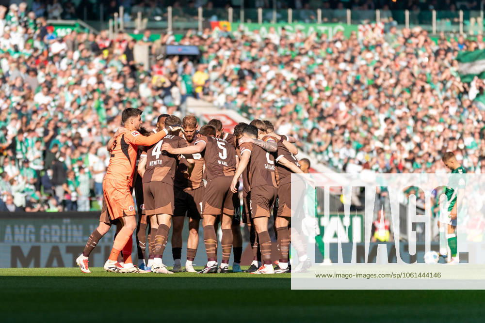 St Pauli team at the circle before kick-off, GER, SV Werder Bremen vs FC St Pauli, Football, Bundesliga, Matchday 31, Season 2024 2025, 27 04 2025 DFL REGULATES PROHIBIT ANY USE OF PHOTOGRAPHS AS IMAGE SEQUENCES AND OR QUASI VIDEO GER, SV Werder Bremen vs FC St Pauli, Football, Bundesliga, Matchday 31, Season 2024 2025, 27 04 2025 Bremen