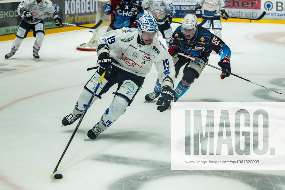 Battle for the puck duel between Niklas Postel Dresdner Eisloewen, 19 and Luca Hauf Towerstars Ravensburg, 85 , GER, Ravensburg Towerstars vs Dresdner Eisloewen, Ice Hockey, DEL2, Season 2024 2025, Playoff Final Game 7, 29 04 25 GER, Ravensburg Towerstars vs Dresdner Eisloewen, Ice Hockey, DEL2, Season 2024 2025, Playoff Final Game 7, 29 04 25 Ravenburg