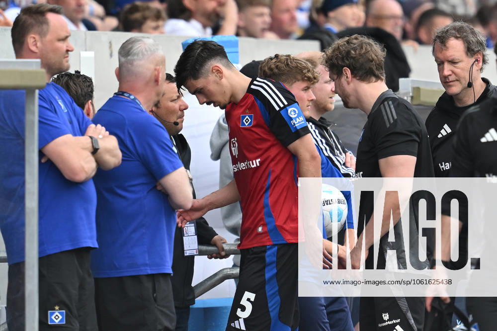Soccer I Men I Season 2024 2025 I 2 Bundesliga I 32 Matchday I SV Darmstadt 98 Hamburger SV I 03 05 2025 Dennis Hadzikadunic 5, Hamburger SV must leave the field injured Darmstadt Böllenfalltor Hessen Germany