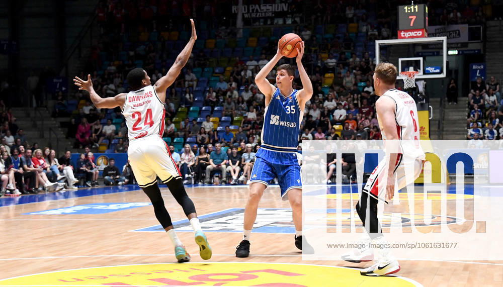 Basketball easyCredit BBL Bundesliga, Frankfurt Skyliners Würzburg Baskets v l Jacob Knauf Fraport Skyliners Frankfurt Zweikampf, Duell, Passspiel Aubrey Dawkins Wuerzburg Baskets , Max Ugrai Wuerzburg Baskets Frankfurt am Main