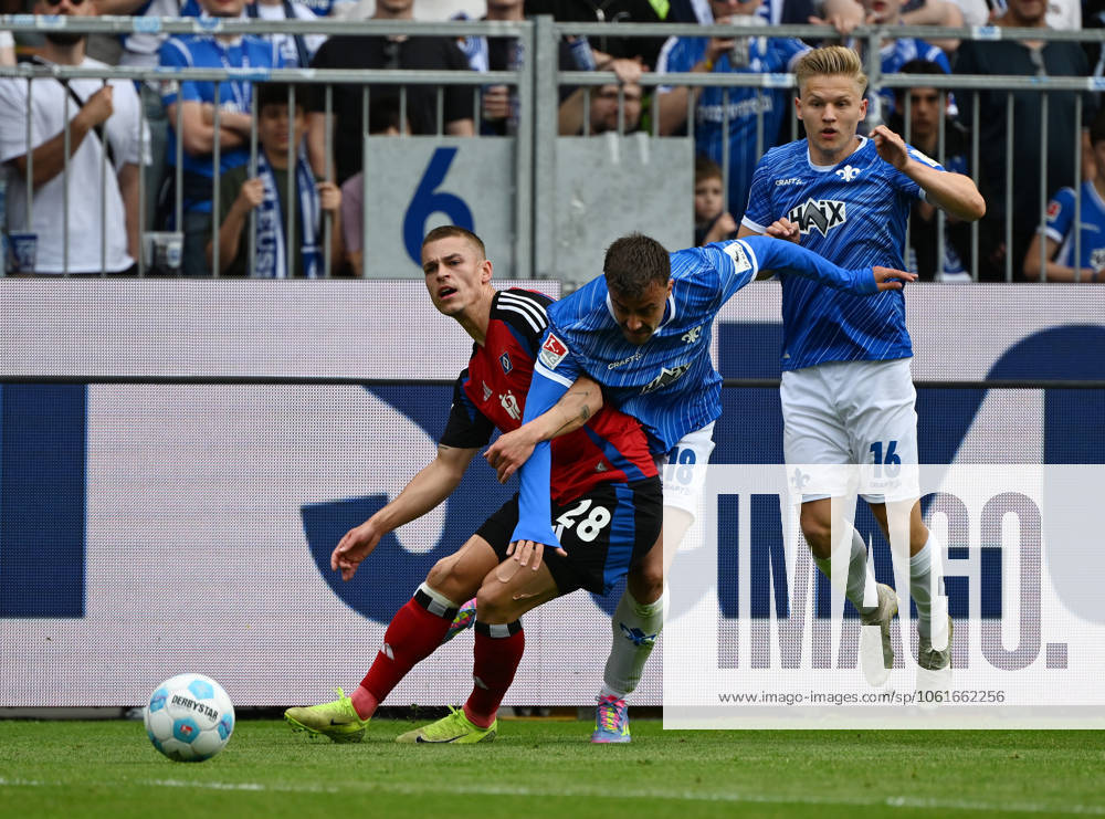 Soccer 2 Bundesliga, SV Darmstadt 98 Hamburger SV v l Miro Muheim Hamburger SV , Philipp Förster SV Darmstadt 98 , Andreas Mueller Müller SV Darmstadt 98 Darmstadt