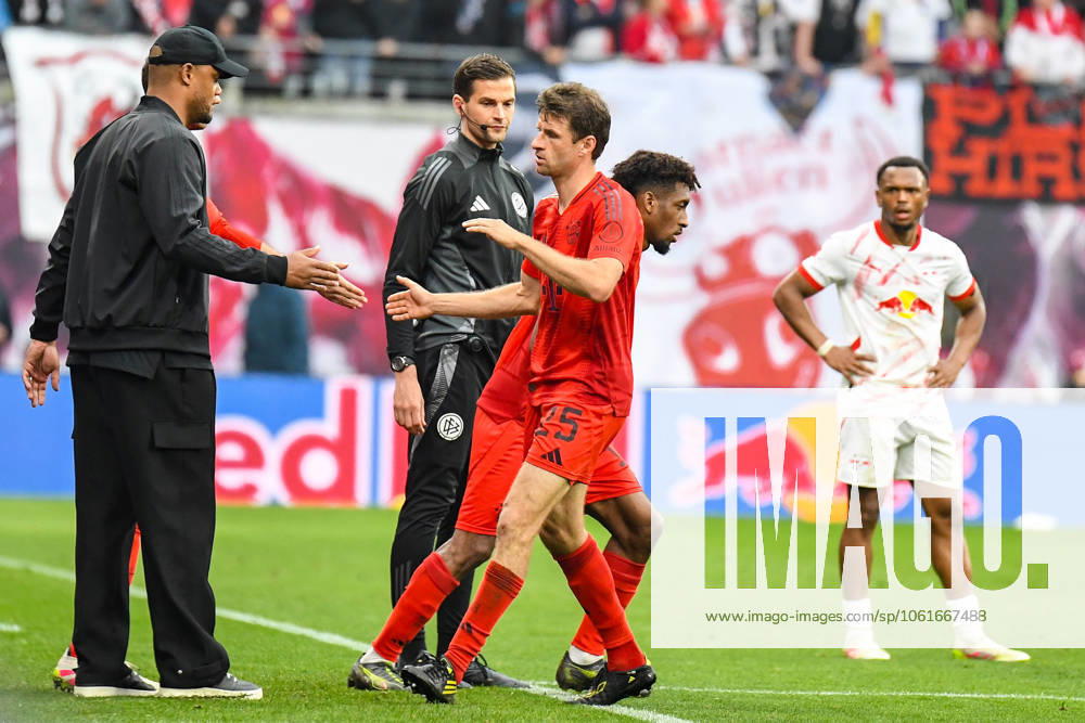 Soccer I Men I Season 2024 2025 I Bundesliga I Matchday 32 I RB Leipzig FC Bayern Munich I 03 05 2025 Thomas Müller 25, FC Bayern Munich is substituted in the 61st minute of the match Kingsley Coman 11, FC Bayern Munich comes onto the pitch for him Vincent Kompany coach, FC Bayern Munich waits on the left and wants to high-five Müller Leipzig Red Bull Arena Saxony Germany